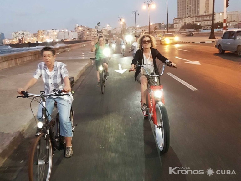 Malecon Ave, "Havana at night" Bike Tour - Tour en Bicicleta "La Habana de noche"