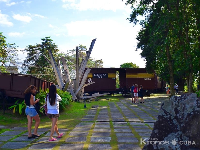 Train Blindado monument, Santa Clara City - Excursión “Un paseo en coche por Santa Clara”