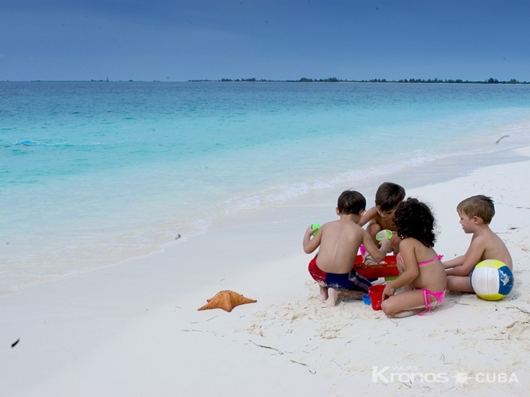 Children's activities at the beach, Cayo Largo del Sur - Excursión a “Cayo Largo del Sur”