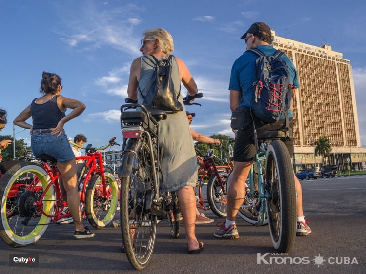 "Cuban Revolution" Bike Tour - Tour en Bicicleta "Revolución cubana"