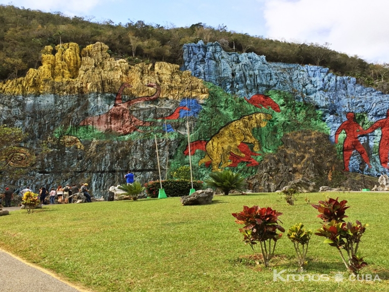 TOUR TO VIÑALES IN AMERICAN CLASSIC CAR - Excursión a "Viñales en auto clásico"