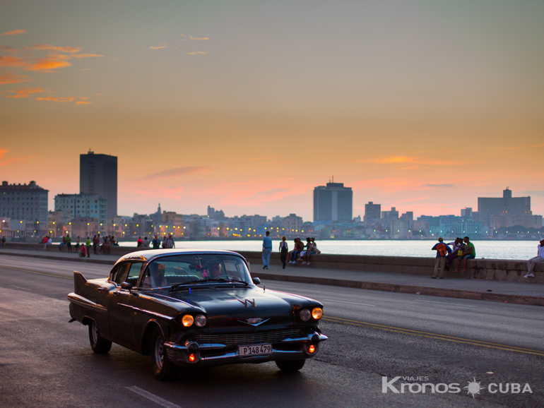 Discovering Old and Modern Havana Private Tour -Malecon Ave - Tour " Descubriendo La Habana Antigua y Moderna" en Carros Clásicos