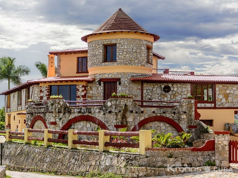 Castle of the clouds,  "Nature and history" Soroa Trail - Sendero “Soroa: Naturaleza e Historia”