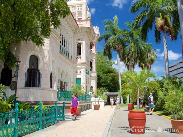 “Ride to Cienfuegos in Old Fashion American Classic Cars” Tour- - Excursión “Paseo a Cienfuegos en Carros Clásicos Americanos”