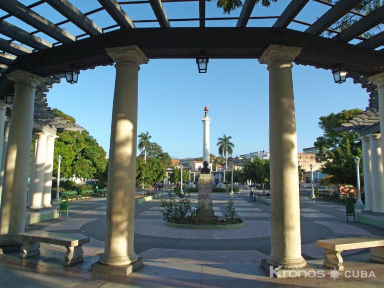 D'Marte square panoramic view, Santiago de Cuba city - Excursión “Santiago Bus”