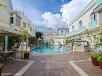 Panoramic bar & pool view