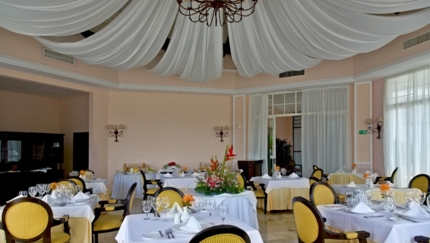 Grand Village Restaurant Royal Service