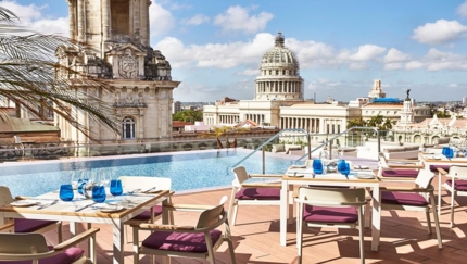 PISCINA TERRAZA Y BAR EL SURTIDOR