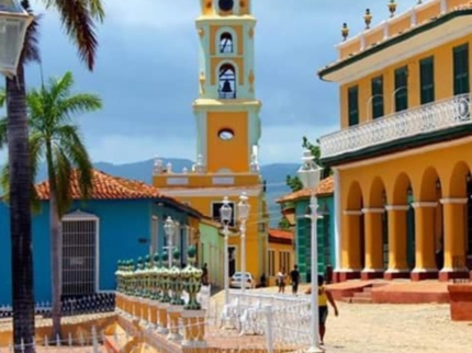 “Ride to Cienfuegos & Trinidad in Old Fashion American Classic Cars” Tour