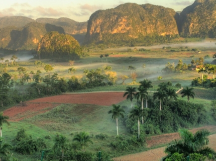 TOUR TO VIÑALES IN AMERICAN CLASSIC CAR