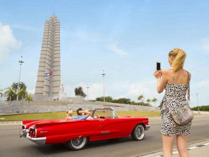 "Modern Havana" Private Tour in American Convertible Classic Cars