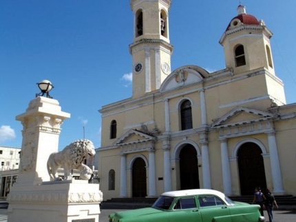 Santa-Clara-remedios-private-tour-in-american-classic-cars