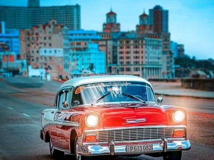 "Modern Havana" Private Tour in American Classic Cars